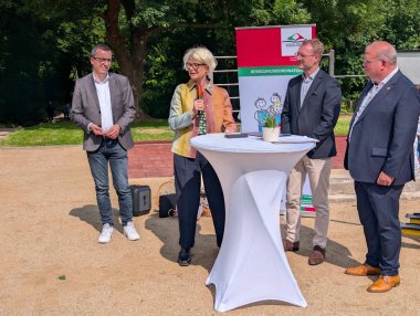 Ann Kathrin Linsenhoff (Zweite von links), Sportbeauftragte des Landes Hessen, Landrat Dr. Jens Mischak (Zweiter von rechts), Erster Kreisbeigeordneter Patrick Krug (links) und der Alsfelder Bürgermeister Stephan Paule eröffnen gemeinsam den Ort der Bewegung und der Begegnung für alle.