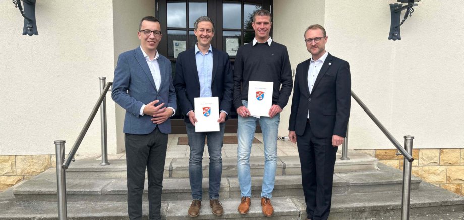 Landrat Dr. Jens Mischak (rechts) gratuliert gemeinsam mit Erstem Kreisbeigeordneten Patrick Krug (links) Tobias Lippert (von links) und Stefan Jost zum 25-jährigen Dienstjubiläum. 