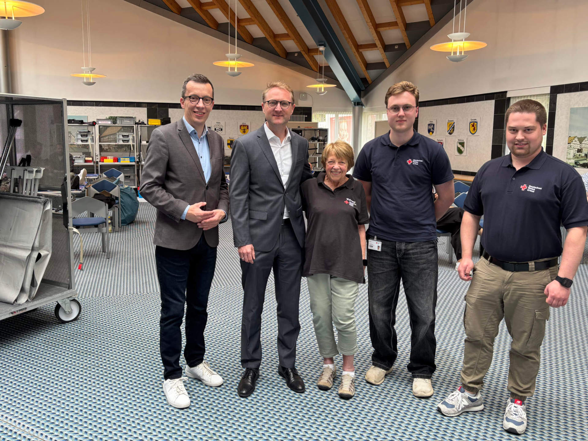 Landrat Dr. Jens Mischak (Zweiter von links), Erster Kreisbeigeordneter Patrick Krug (von links) gemeinsam mit Waltraud Ertl, Sean-Luca Blum und Paul Schimanski vom DRK-Kreisverband Lauterbach beim Blutspendetermin in der Sparkassen-Aula in Lauterbach.