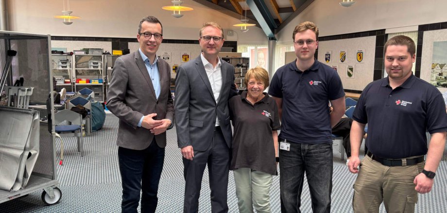 Landrat Dr. Jens Mischak (Zweiter von links), Erster Kreisbeigeordneter Patrick Krug (von links) gemeinsam mit Waltraud Ertl, Sean-Luca Blum und Paul Schimanski vom DRK-Kreisverband Lauterbach beim Blutspendetermin in der Sparkassen-Aula in Lauterbach.