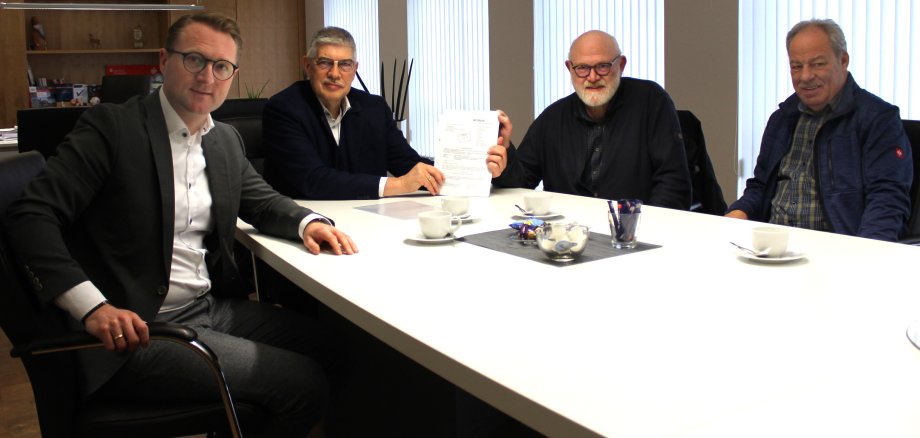 Präsentieren den Zuwendungsbescheid aus dem Ministerium: Landrat Manfred Görig (Zweiter von links), Erster Kreisbeigeordneter Dr. Jens Mischak (von links), AZN-Vorsitzender Dr. Martin Jatho und der Leiter des Amtes für Schulische Bildung und Betreuung Berthold Habermehl. 