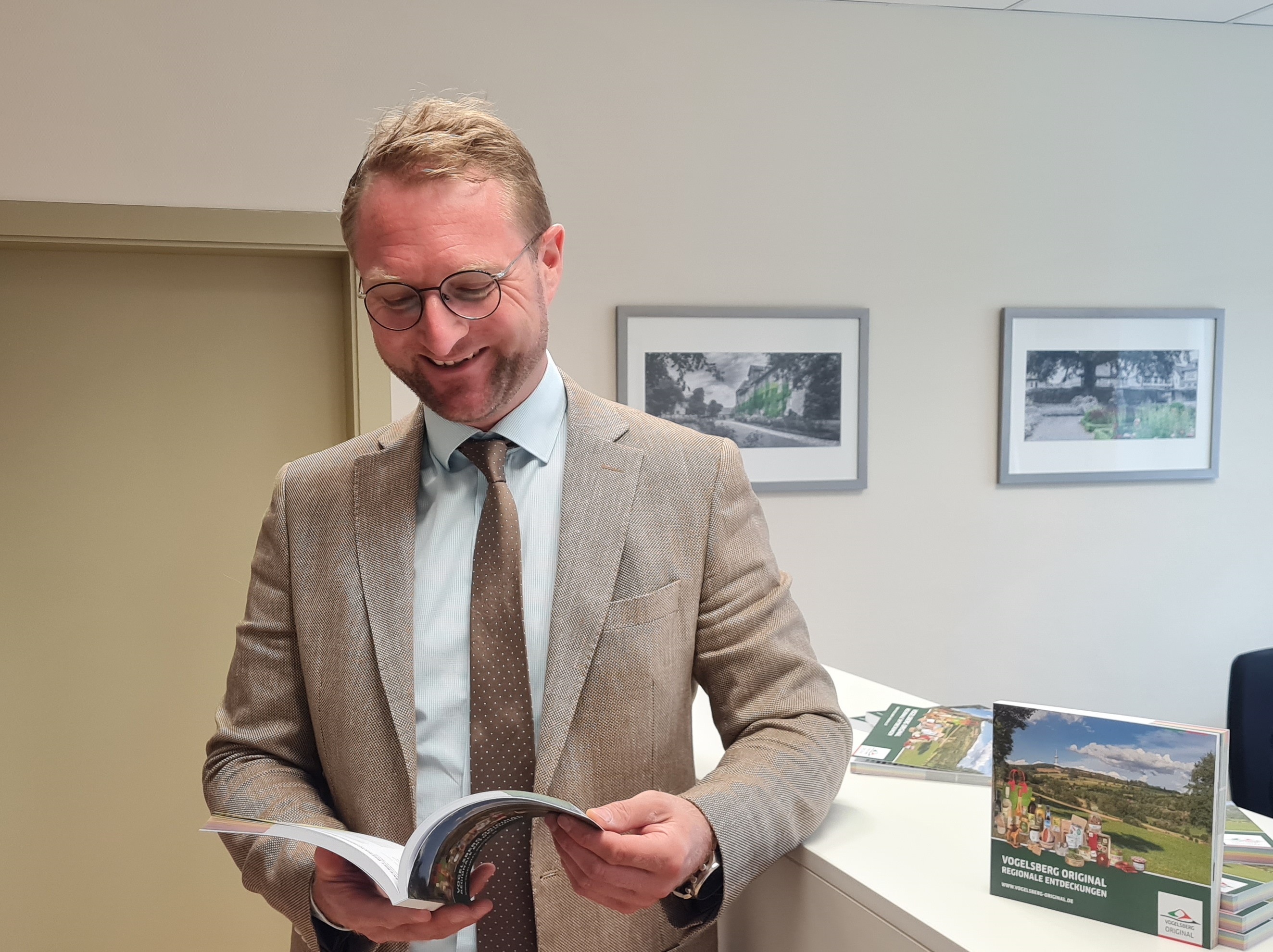 Erster Kreisbeigeordneter Dr. Mischak liest in der Broschüre