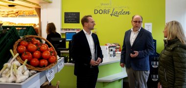Dr. Jens Mischak (von links), Erster Kreisbeigeordneter, Werner Müller, Aufsichtsratsvorsitzender der Genossenschaft und Katharina Barth vom Verein Region Vogelsberg, zuständig für die LEADER-Förderung beim Rundgang durch das runderneuerte Ladengeschäft 
