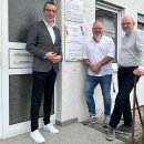 Gruppenbild am Eingang: Patrick Krug (von links), Erster Kreisbeigeordneter und Sozialdezernent, zu Gast im Beratungszentrum Vogelsberg in Alsfeld. Zum Austausch über die Arbeit des Zentrums empfangen ihn dort Peter Pfeiffer, Einrichtungsleiter und fachliche Leitung des Beratungszentrums Vogelsberg, sowie der kaufmännische Leiter Frank Gebauer.