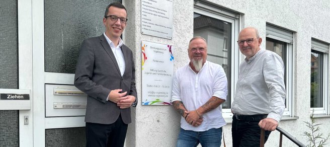 Gruppenbild am Eingang: Patrick Krug (von links), Erster Kreisbeigeordneter und Sozialdezernent, zu Gast im Beratungszentrum Vogelsberg in Alsfeld. Zum Austausch über die Arbeit des Zentrums empfangen ihn dort Peter Pfeiffer, Einrichtungsleiter und fachliche Leitung des Beratungszentrums Vogelsberg, sowie der kaufmännische Leiter Frank Gebauer.