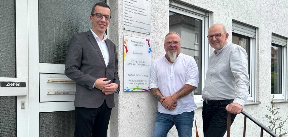 Gruppenbild am Eingang: Patrick Krug (von links), Erster Kreisbeigeordneter und Sozialdezernent, zu Gast im Beratungszentrum Vogelsberg in Alsfeld. Zum Austausch über die Arbeit des Zentrums empfangen ihn dort Peter Pfeiffer, Einrichtungsleiter und fachliche Leitung des Beratungszentrums Vogelsberg, sowie der kaufmännische Leiter Frank Gebauer.