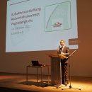 Dr. Jens Mischak auf der Bühne. Er präsentiert die Überlegungen zum Radverkehrskonzept