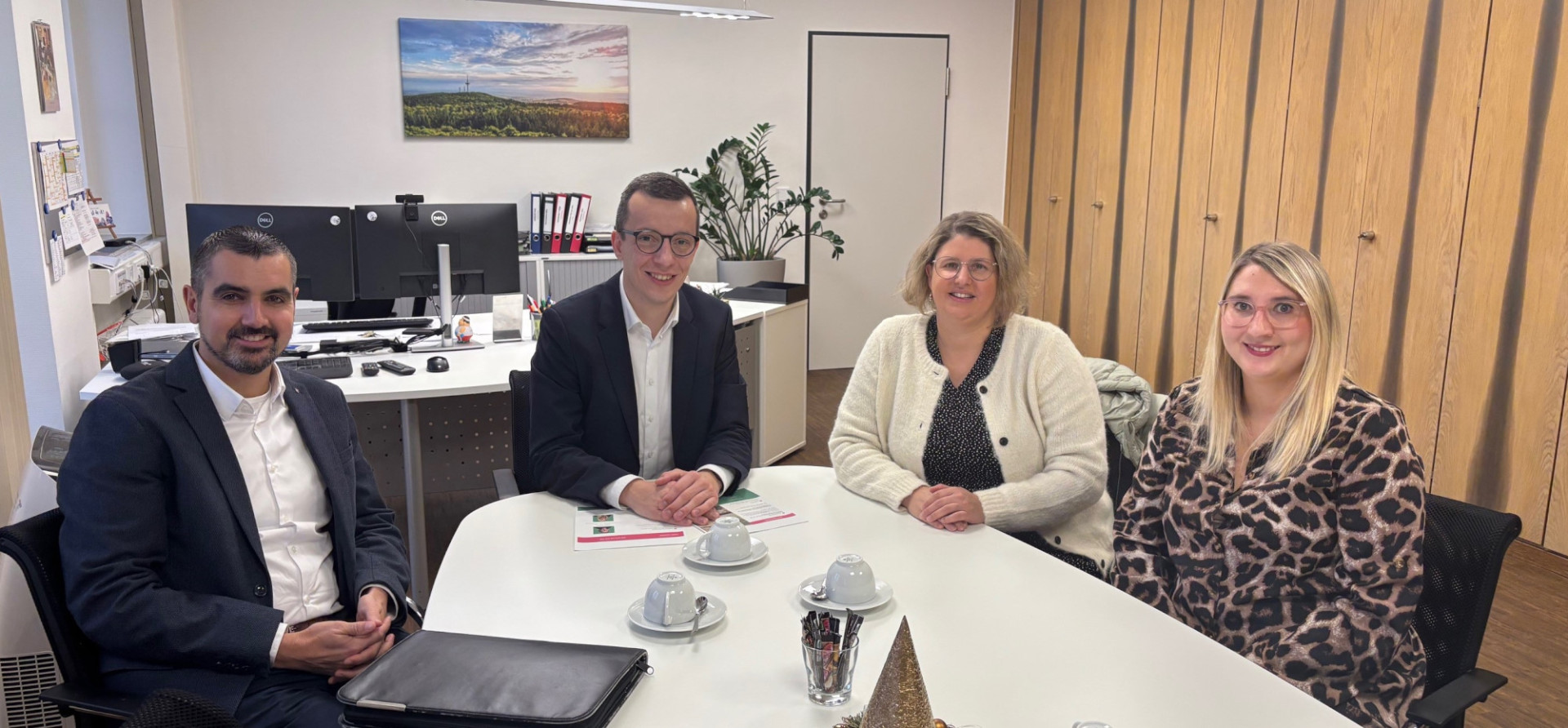 „Im Grunde genommen bietet fast nur noch die Vogelsberger Kreisverwaltung eine Rentenberatung im Versicherungsamt an, wegen der vielen Nachfragen haben wir unser Angebot nun ausgeweitet“, sagt Erster Kreisbeigeordneter und Sozialdezernent Patrick Krug (Zweiter von links). Die Beratungsgespräche im Landratsamt Lauterbach beziehungsweise im vhs-Gebäude in Alsfeld führen Tatjana Sawatzky (rechts) und Victoria Held. Angesiedelt ist das Versicherungsamt am Sozialamt, das von Rene Lippert (links) geleitet wird.