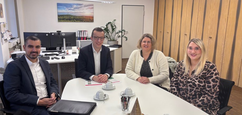 „Im Grunde genommen bietet fast nur noch die Vogelsberger Kreisverwaltung eine Rentenberatung im Versicherungsamt an, wegen der vielen Nachfragen haben wir unser Angebot nun ausgeweitet“, sagt Erster Kreisbeigeordneter und Sozialdezernent Patrick Krug (Zweiter von links). Die Beratungsgespräche im Landratsamt Lauterbach beziehungsweise im vhs-Gebäude in Alsfeld führen Tatjana Sawatzky (rechts) und Victoria Held. Angesiedelt ist das Versicherungsamt am Sozialamt, das von Rene Lippert (links) geleitet wird.