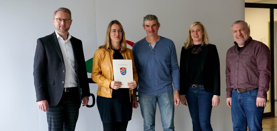Finanzielle Unterstützung für das Projekt „Camping Groß-Eichen“: Dr. Jens Mischak (von links), Erster Kreisbeigeordneter, wünscht Bianca Ritter und Uwe Ritter-Wieland weiterhin viel Erfolg. Katharina Barth, Wirtschaftsförderung im Amt für Wirtschaft und ländlichen Raum (AWLR), schließt sich gemeinsam mit Peter Sukdolak, Dorf- und Regionalentwicklung im AWLR, den guten Wünschen an.
