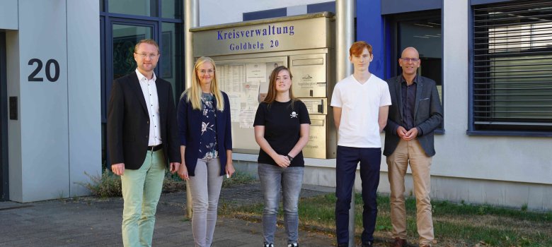 Dr. Jens Mischak (von links), Erster Kreisbeigeordneter, gemeinsam mit Ann-Kathrin Ruhl, Ausbildungsleiterin, Collien Mikusch aus Herbstein, Ole Aaron Hau aus Schotten und Ulrich Schäfer, Leiter des Haupt- und Personalamtes.