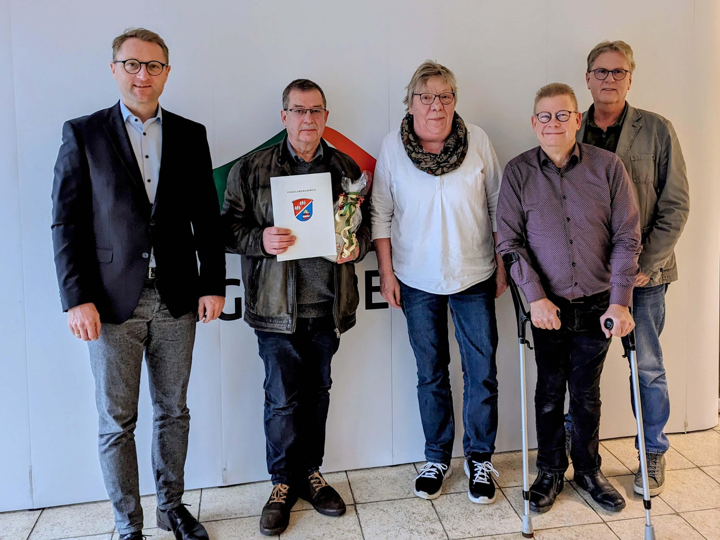 Dr. Jens Mischak (von links), Erster Kreisbeigeordneter, verabschiedet Wolfgang Ryba in den Ruhestand. Auch Silvia Lucas, Sachgebietsleiterin Jugendarbeit/Jugendbildung, Hans-Jürgen Röhr vom Personalrat und Helmut Benner, Leiter des Jugendamts des Vogelsbergkreises, wünschen ihm alles Gute für die Zukunft.