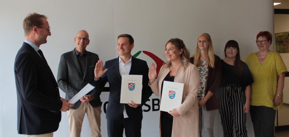 Dr. Jens Mischak (von links), Erster Kreisbeigeordneter, Hauptamtsleiter Ulrich Schäfer, Ausbildungsleiterin Ann-Kathrin Ruhl, die stellvertretende Gleichstellungsbeauftragte Antonia Schäfer, und Personalratsvorsitzende Anja Kreuder bei der Vereidigung von Carina Müller und Tobias Stork.