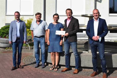 Der Erste Kreisbeigeordnete Dr. Jens Mischak (von links, CDU) überreicht gemeinsam mit Thomas Schaumberg, vom Verein Region Vogelsberg, und Edwin Schneider (rechts), LEADER-Beiratsvorsitzender und Bürgermeister der Stadt Ulrichstein, die Förderplakette an Eva und Ingo Bette, frischgebackene Eigentümer der Weidmühle in Schotten-Eschenrod.