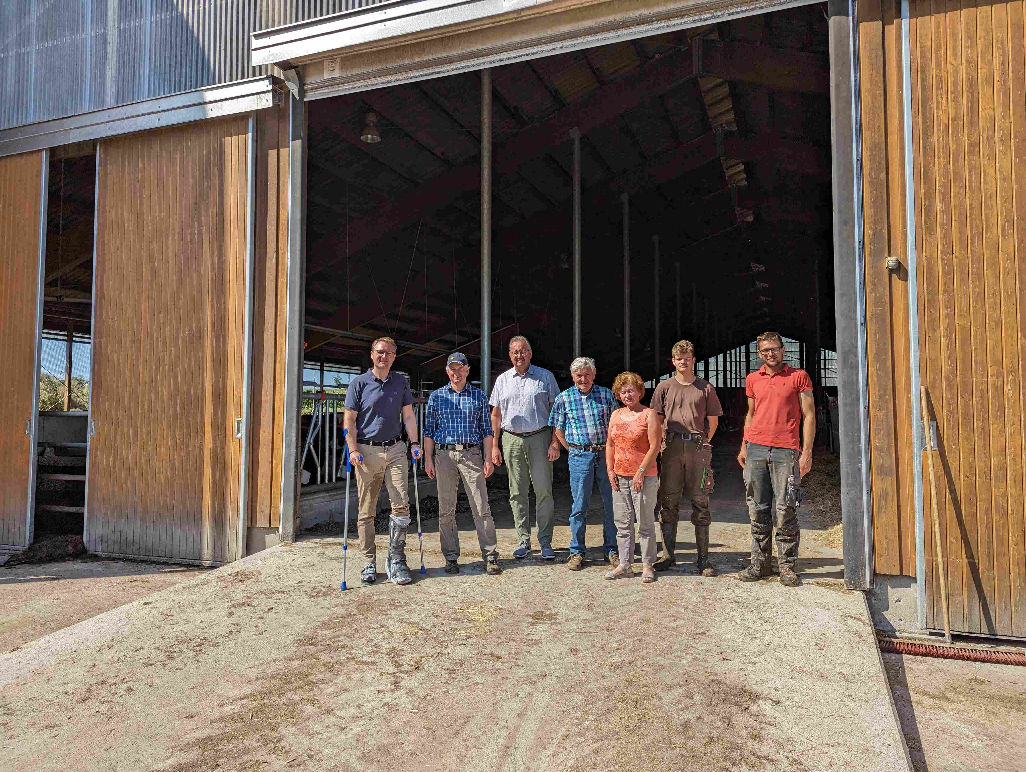 Landwirtschaftsdezernent und Erster Kreisbeigeordneter Dr. Jens Mischak (von links), gemeinsam mit Dr. Tobias Schmitt, Ronny Mohr, Leiter des Vogelsberger Amtes für Wirtschaft und den ländlichen Raum, Alwin und Ingrid Schmitt, Werner Gubarev, Auszubildender im 1. Lehrjahr, und Mitarbeiter Kevin Weiß, vor dem modernen Milchviehstall in Strebendorf.