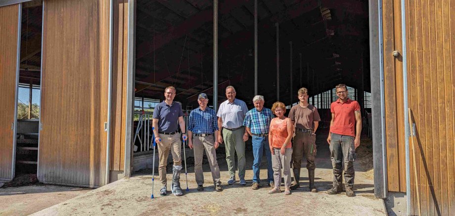 Landwirtschaftsdezernent und Erster Kreisbeigeordneter Dr. Jens Mischak (von links), gemeinsam mit Dr. Tobias Schmitt, Ronny Mohr, Leiter des Vogelsberger Amtes für Wirtschaft und den ländlichen Raum, Alwin und Ingrid Schmitt, Werner Gubarev, Auszubildender im 1. Lehrjahr, und Mitarbeiter Kevin Weiß, vor dem modernen Milchviehstall in Strebendorf.
