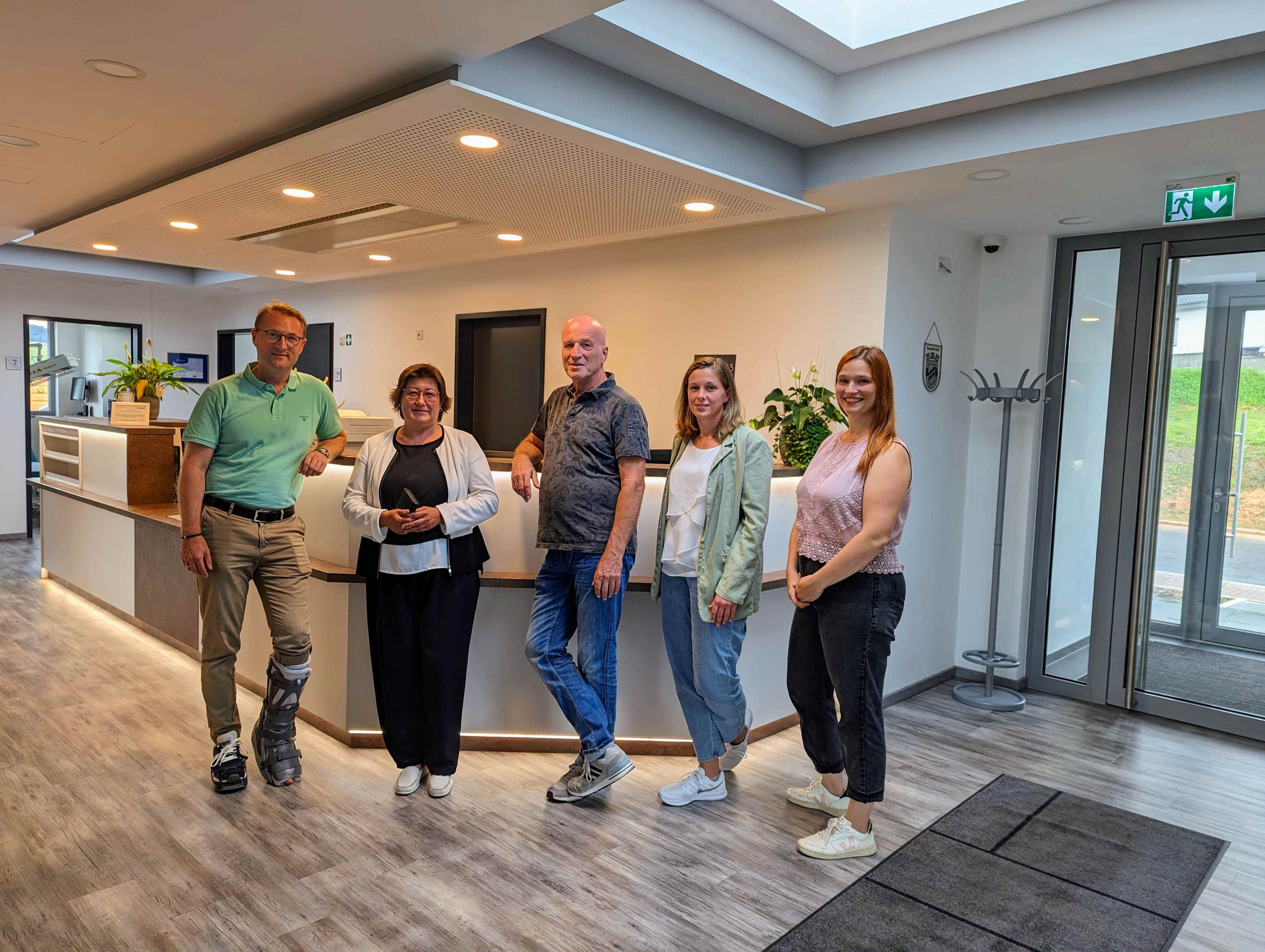 Aktuelle Themen im Mittelstand und dem Gesundheitswesen: Dr. Jens Mischak (von links), Erster Kreisbeigeordneter und Gesundheitsdezernent, tauscht sich mit Saadet Sen, Geschäftsführerin der Pusteblume, dem Co-Geschäftsführer Franz Luzum, Anne Möller, therapeutische Leitung, und Lea Luzum, Geschäftsführerin der Trägergesellschaft entwicklungs.haus, am Standort in Schlitz aus. 