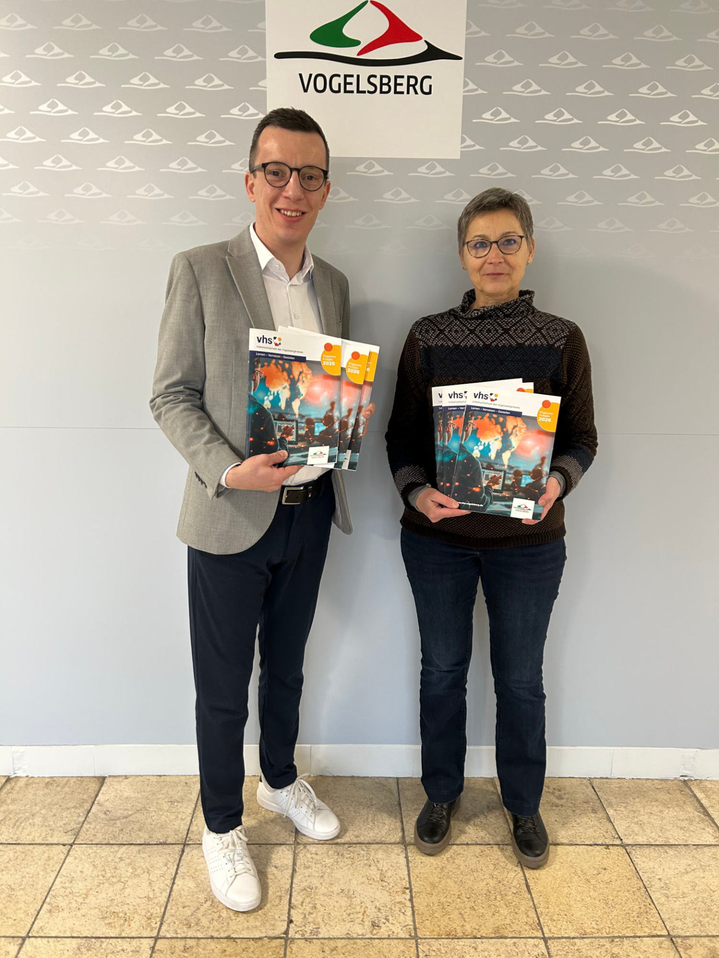 „Lernen ist mehr als die bloße Wissensvermittlung – es schafft Verbindungen und eröffnet Handlungsspielräume“, sagt Erster Kreisbeigeordneter und vhs-Dezernent Patrick Krug, der gemeinsam mit der Leiterin der vhs, Kirsten Wegwerth, das neue Programm des Frühjahrssemesters vorstellt.