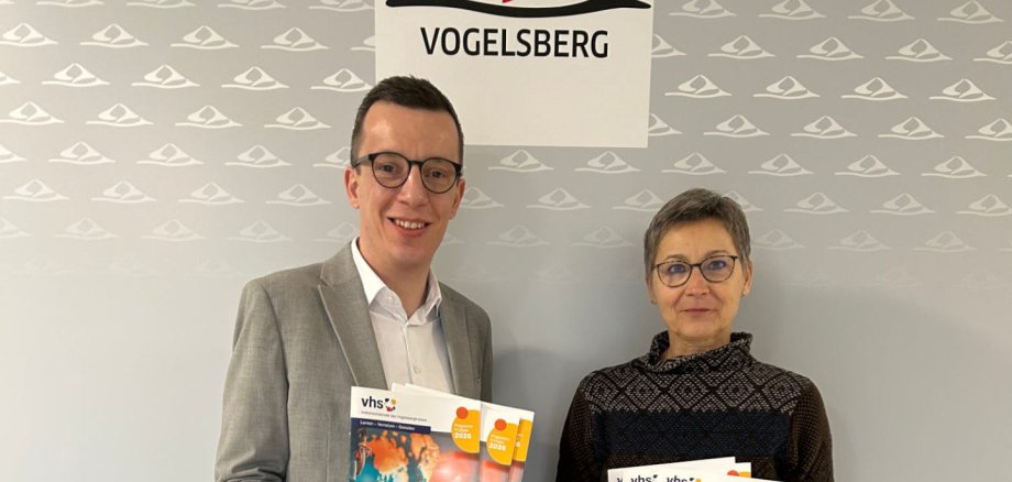 „Lernen ist mehr als die bloße Wissensvermittlung – es schafft Verbindungen und eröffnet Handlungsspielräume“, sagt Erster Kreisbeigeordneter und vhs-Dezernent Patrick Krug, der gemeinsam mit der Leiterin der vhs, Kirsten Wegwerth, das neue Programm des Frühjahrssemesters vorstellt.