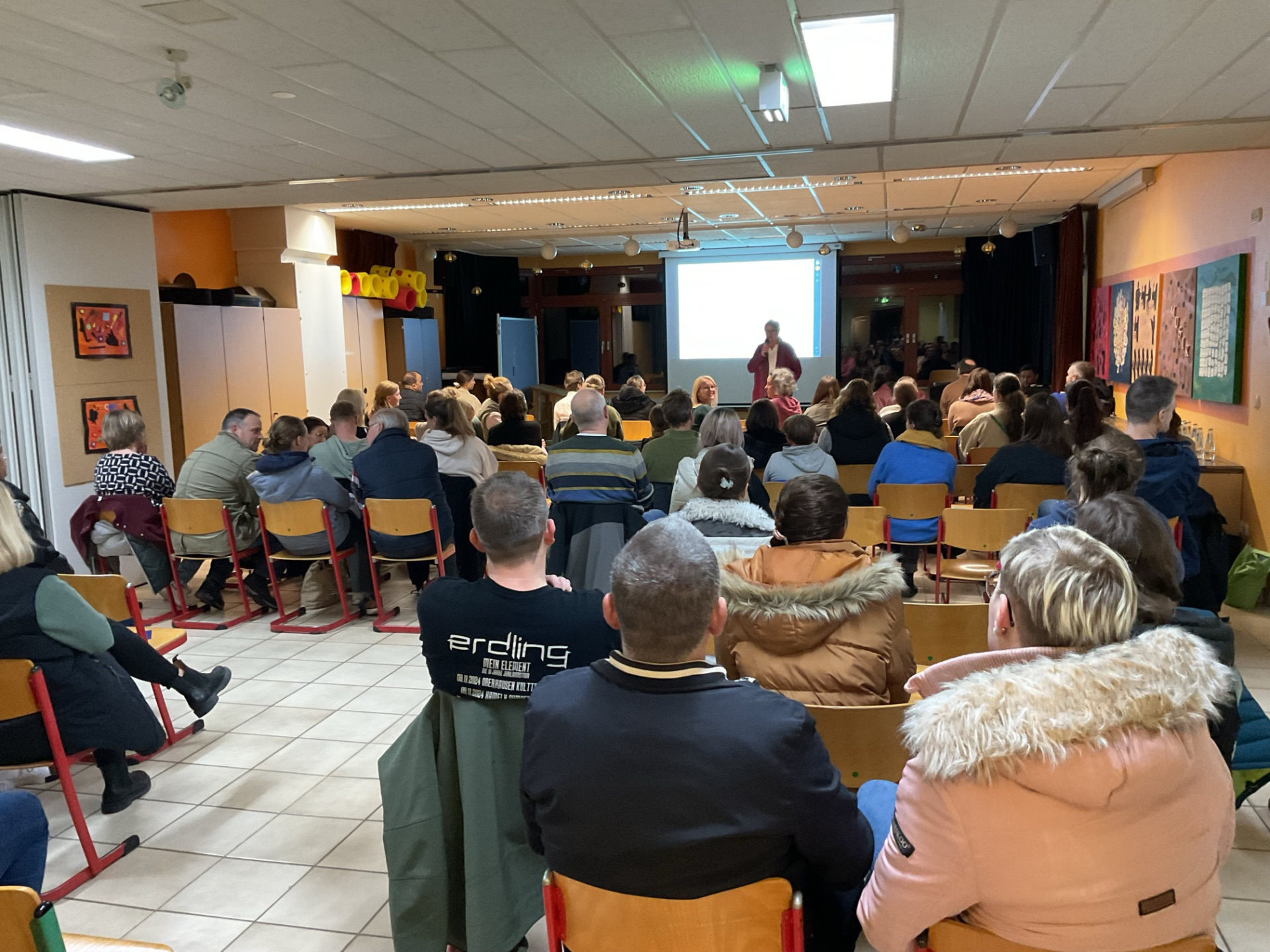 Praxisorientierter Elternabend in der Dieffenbachschule: 70 Erziehungsberechtigte informierten sich zu möglichen Gefahren für Kinder und Jugendliche im Internet. 