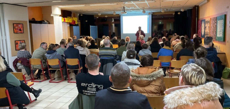 Praxisorientierter Elternabend in der Dieffenbachschule: 70 Erziehungsberechtigte informierten sich zu möglichen Gefahren für Kinder und Jugendliche im Internet. 