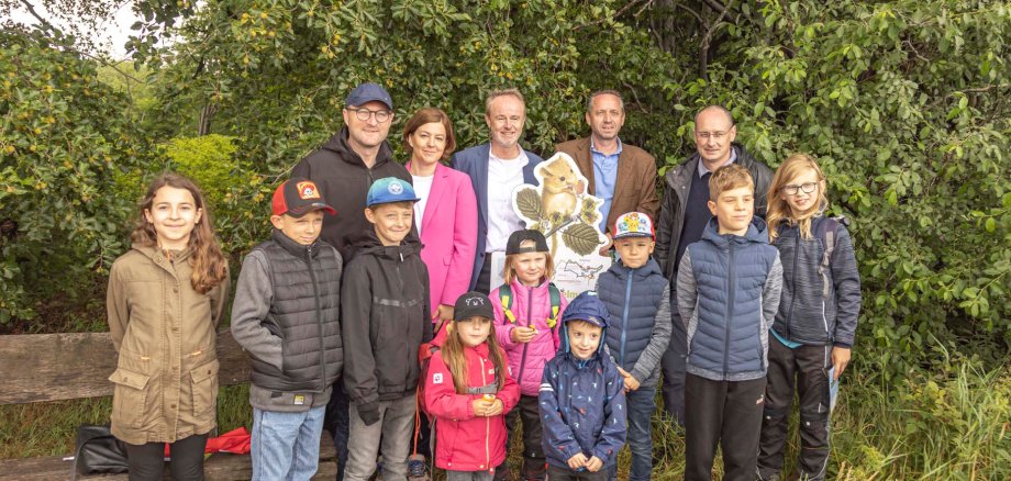 Dr. Jens Mischak (hinten, von links), Erster Kreisbeigeordneter, Andrea Kuhn (Hassia Mineralquellen), Jürgen Scheider (REWE Mitte), Günter Berz-List (Schwälbchen Molkerei), Sebastian Stang (Bürgermeister Gemeinde Grebenhain) und Kinder am neuen Familien-Pfad auf der Herchenhainer Höhe.