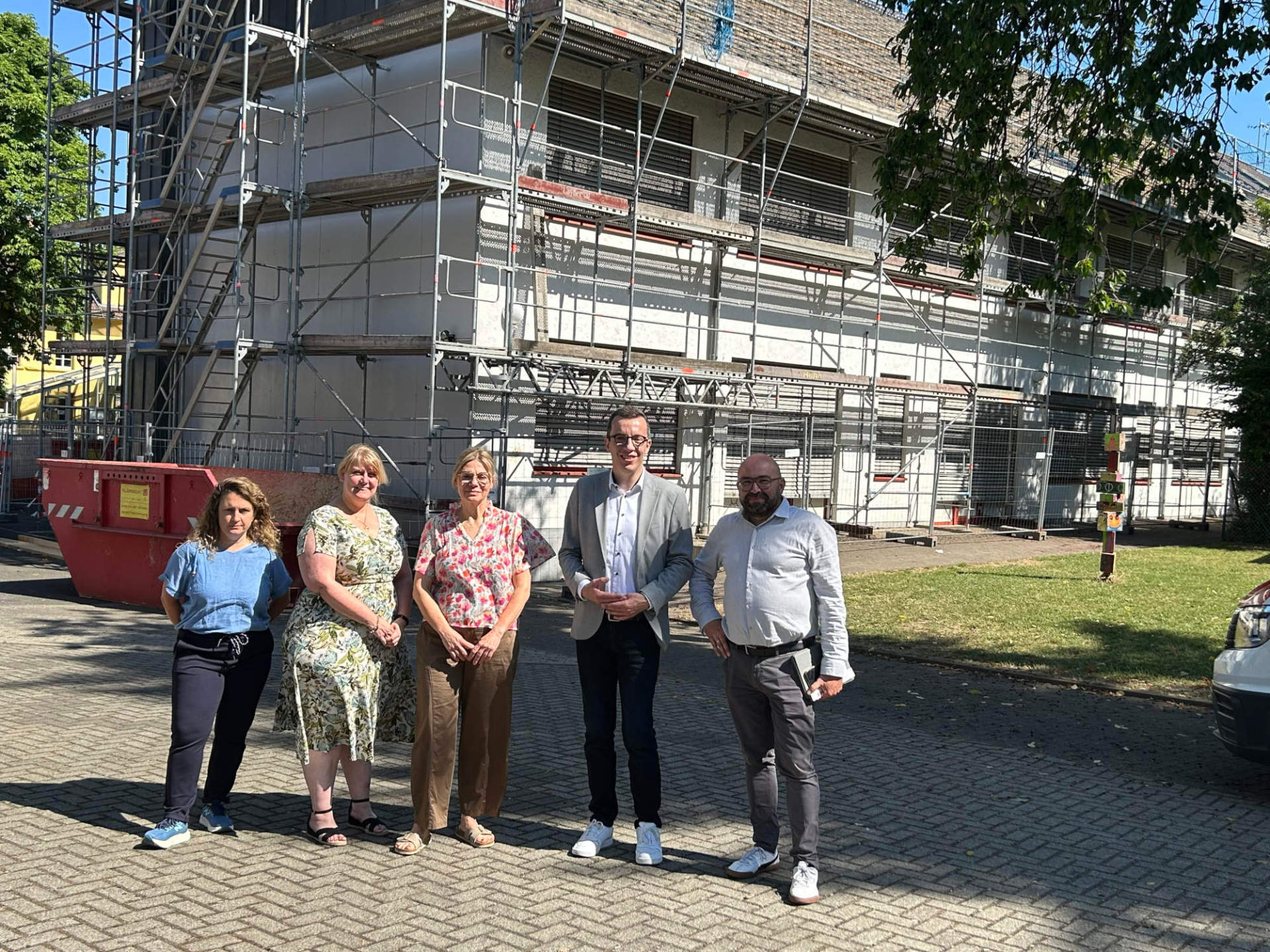 Kreisbeigeordneter Patrick Krug und Amtsleiter Stefan Schmidt (rechts) nehmen gemeinsam mit Katrin Pfefferkorn, Cathrina Kristen und Katrin Loth (von links) die Baumaßnahme in Augenschein.