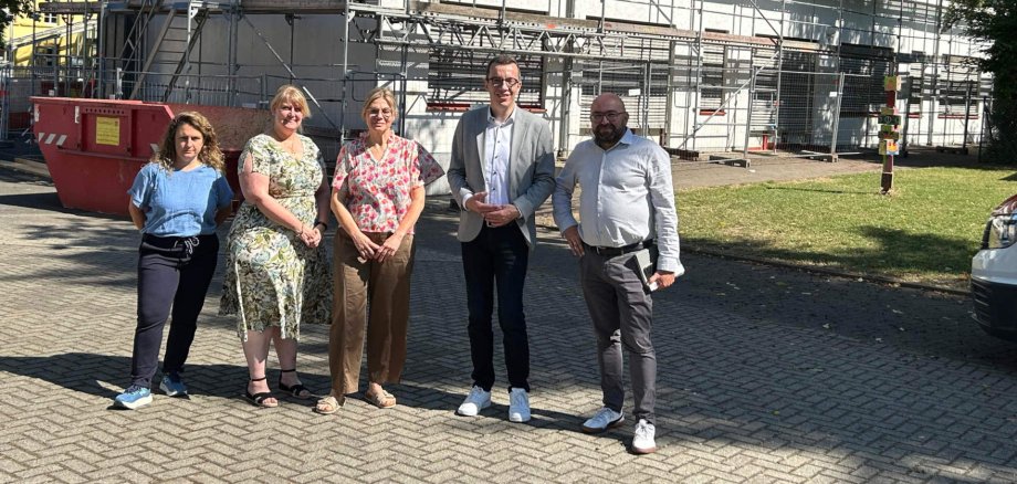 Kreisbeigeordneter Patrick Krug und Amtsleiter Stefan Schmidt (rechts) nehmen gemeinsam mit Katrin Pfefferkorn, Cathrina Kristen und Katrin Loth (von links) die Baumaßnahme in Augenschein.