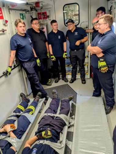 Auch das Schleusen von verletzten Personen wurde im Rahmen des Lehrgangs geübt.