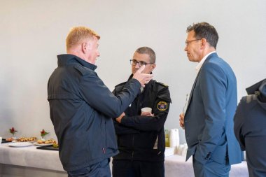 Drei Männer im Gespräch