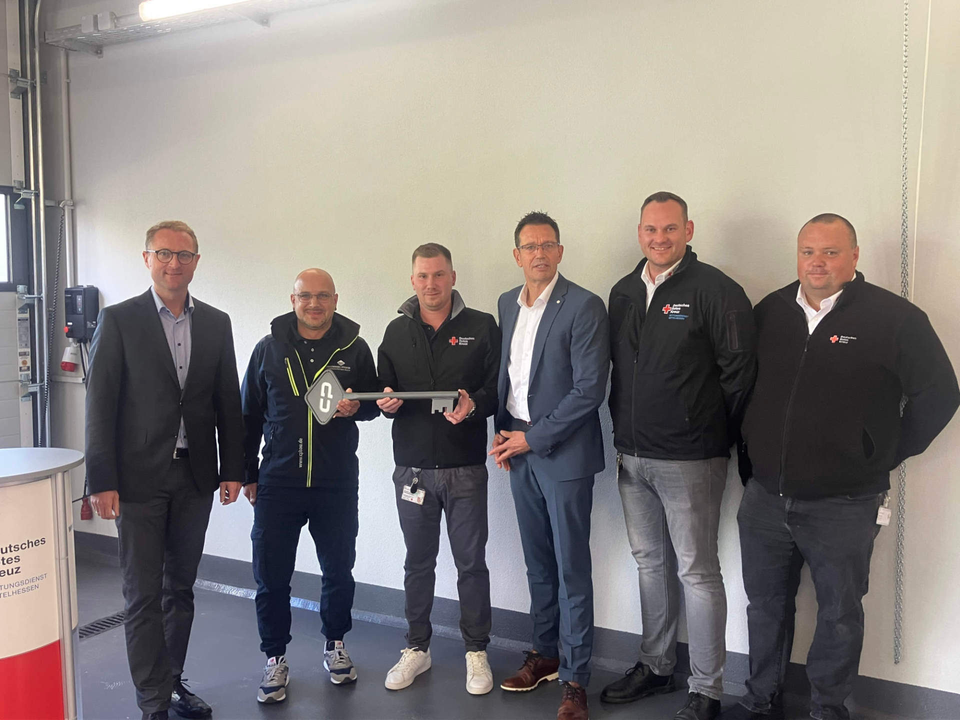 Symbolische Schlüsselübergabe (von links): Landrat Dr. Jens Mischak, Timo Rees (Bauleiter C+P Schlüsselfertiges Bauen), Dominik Schuster (Standortverantwortlicher Eulersdorf RDMH), Jens Dapper (GF RDMH), Kevin Reichhardt und Mathis Kruse (beide Bereichsleiter Alsfeld RDMH). 