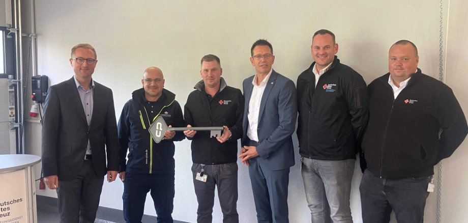Symbolische Schlüsselübergabe (von links): Landrat Dr. Jens Mischak, Timo Rees (Bauleiter C+P Schlüsselfertiges Bauen), Dominik Schuster (Standortverantwortlicher Eulersdorf RDMH), Jens Dapper (GF RDMH), Kevin Reichhardt und Mathis Kruse (beide Bereichsleiter Alsfeld RDMH).
