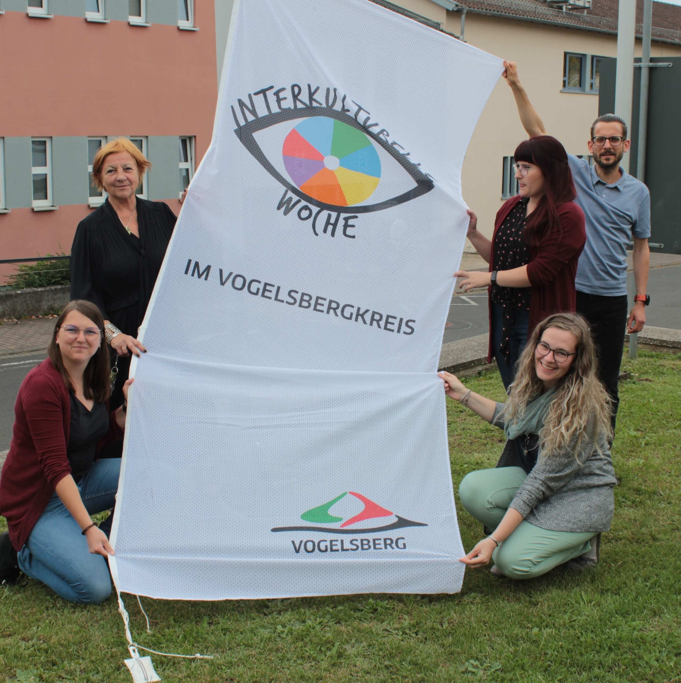 Unser Foto zeigt Elisabeth Hillebrand (links) und WIR-Koordinatorin Sonja Hartmann (links kniend) sowie Sandra Oberhack vom Familienbündnis (rechts kniend), WIR-Koordinatorin Antonia Schäfer und den Leiter der Stabsstelle Ehrenamt, Simon Päbler.    