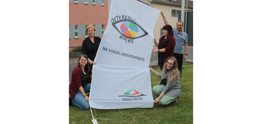 Unser Foto zeigt Elisabeth Hillebrand (links) und WIR-Koordinatorin Sonja Hartmann (links kniend) sowie Sandra Oberhack vom Familienbündnis (rechts kniend), WIR-Koordinatorin Antonia Schäfer und den Leiter der Stabsstelle Ehrenamt, Simon Päbler.    