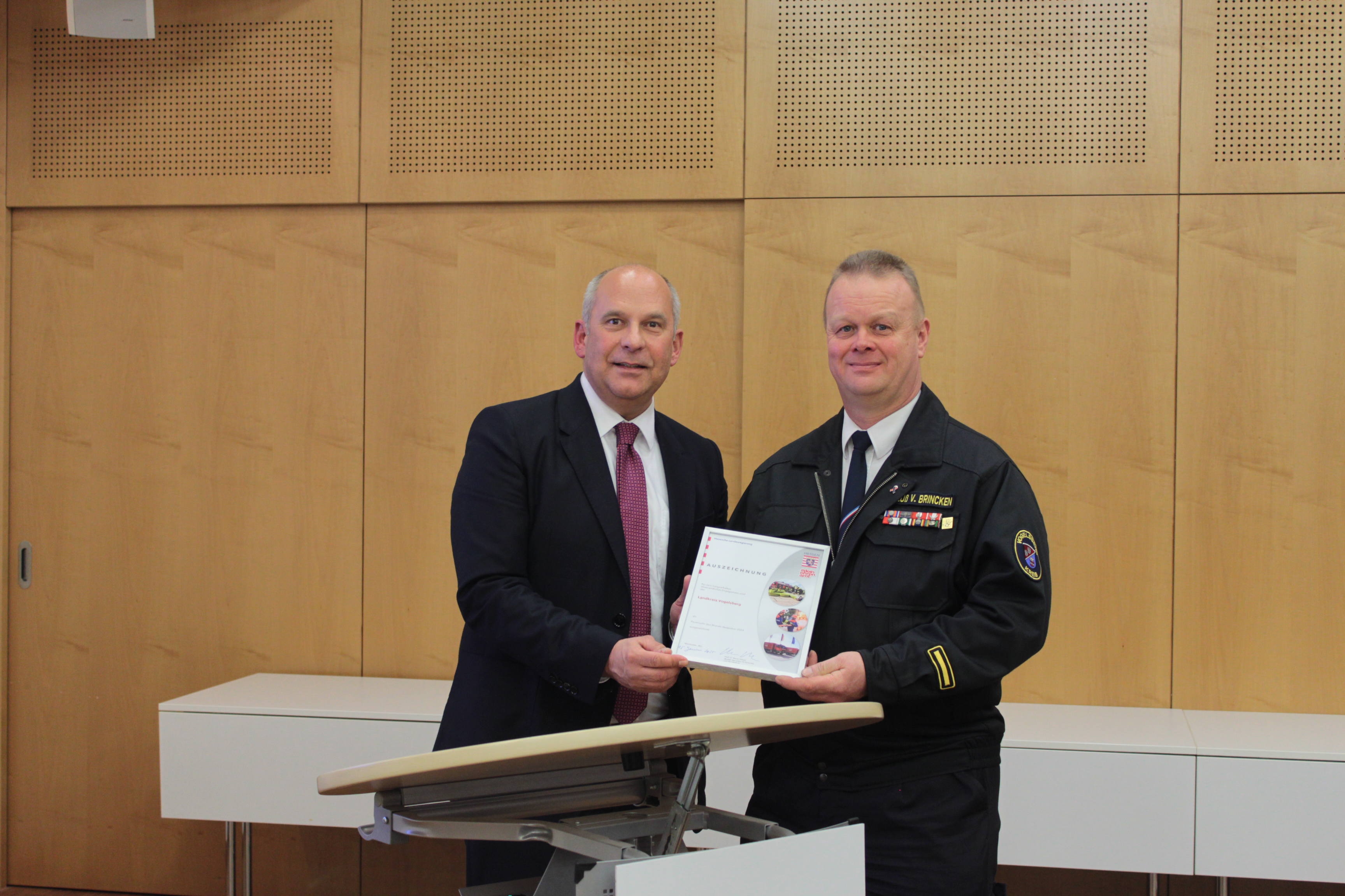 Innenminister Roman Poseck zusammen mit Kreisbrandmeister Björn Preuß von Brincken