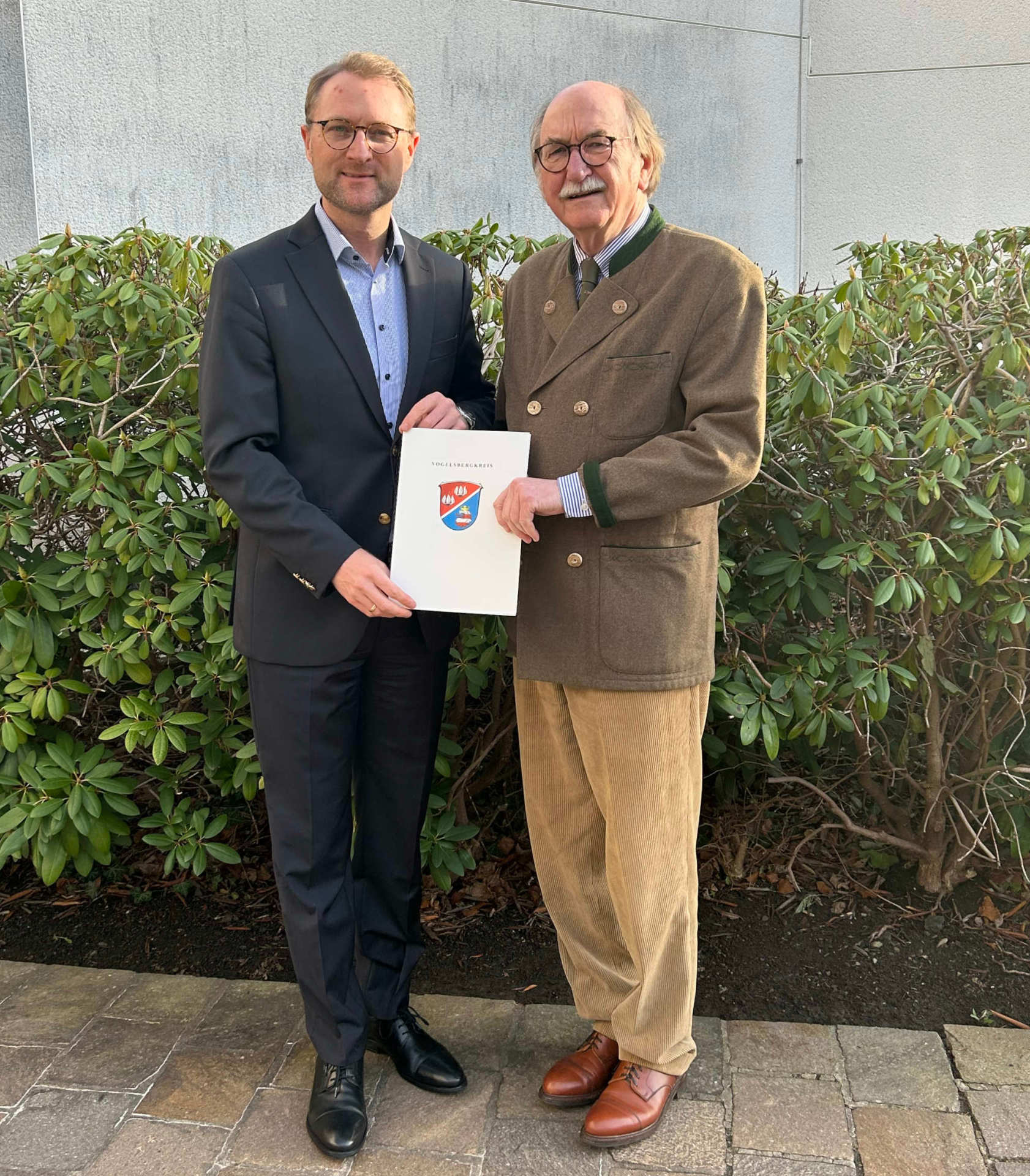 Geld für die Sanierung des Dorfgemeinschaftshauses in Heblos und die Umgestaltung des Dorfplatzes in Rimlos: Landrat Dr. Jens Mischak überreicht Lauterbachs Bürgermeister Rainer-Hans-Vollmöller die beiden Förderbescheide mit einer Gesamtsumme von fast 100.000 Euro.