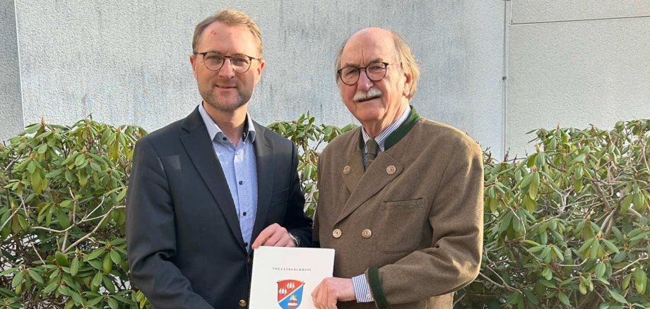 Geld für die Sanierung des Dorfgemeinschaftshauses in Heblos und die Umgestaltung des Dorfplatzes in Rimlos: Landrat Dr. Jens Mischak überreicht Lauterbachs Bürgermeister Rainer-Hans-Vollmöller die beiden Förderbescheide mit einer Gesamtsumme von fast 100.000 Euro.