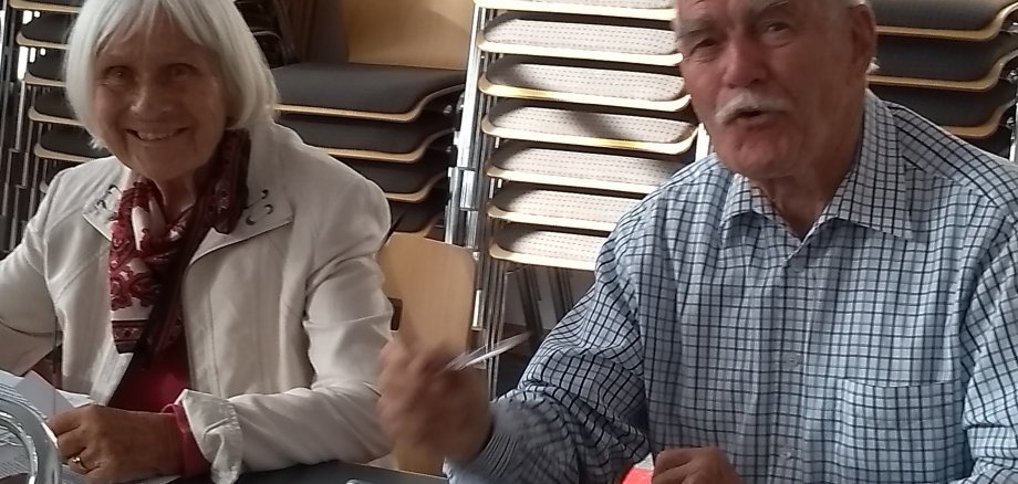 Ehepaar Gömpel beim Vortrag im Homberger Familienzentrum