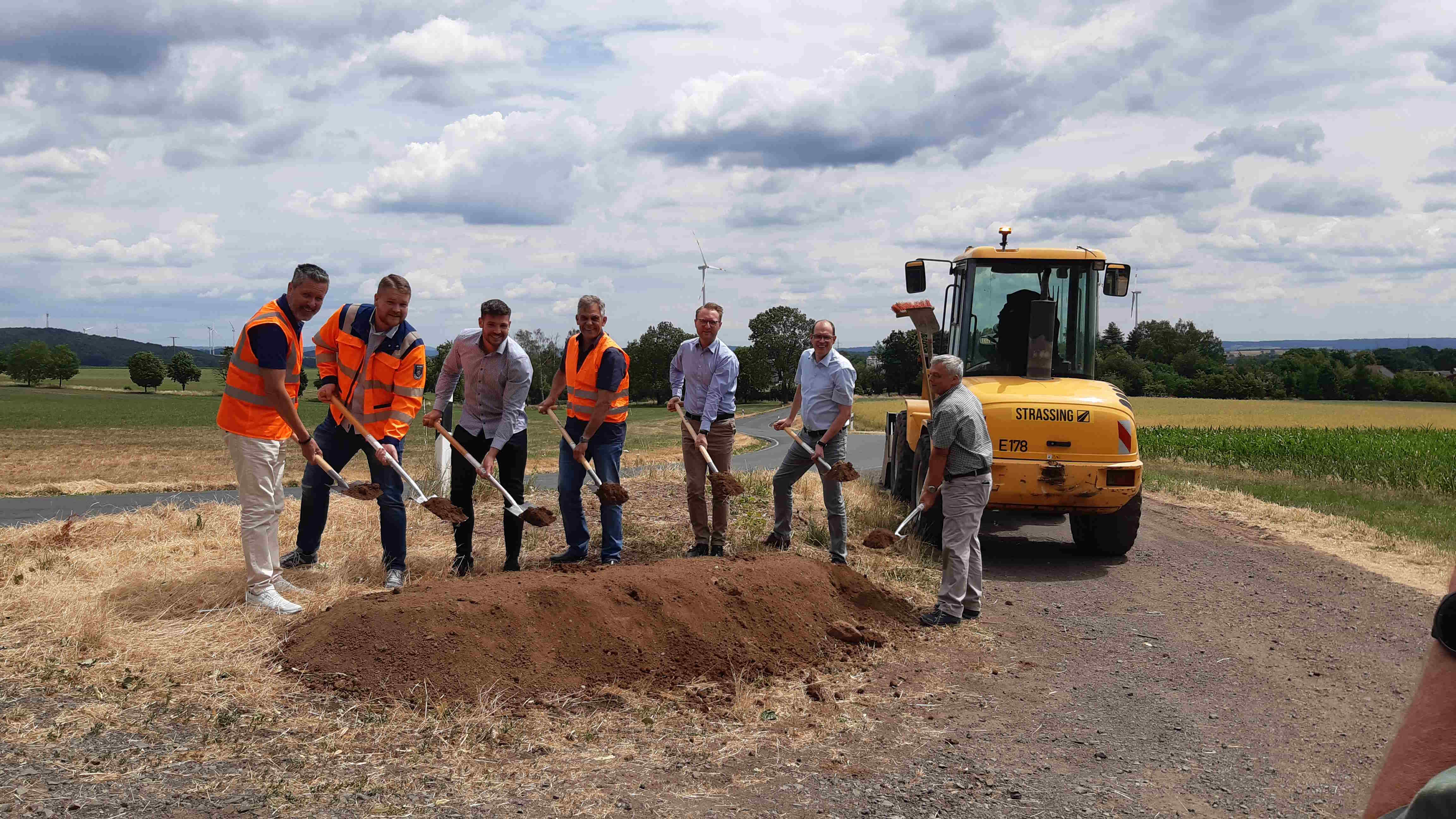 Dr. Jens Mischak (Dritter von rechts), Erster Kreisbeigeordneter, gemeinsam mit Axel Kaiser (von links), Marcel Faust und Marius Schäfer von Hessen Mobil, Marcus Berger, Firma Strassing, Sascha Spielberger, Bürgermeister der Gemeinde Freiensteinau, und  Paul Heid, Ortsvorsteher Freiensteinau, beim Spatenstich.  