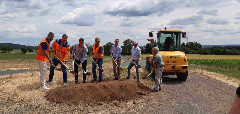 Dr. Jens Mischak (Dritter von rechts), Erster Kreisbeigeordneter, gemeinsam mit Axel Kaiser (von links), Marcel Faust und Marius Schäfer von Hessen Mobil, Marcus Berger, Firma Strassing, Sascha Spielberger, Bürgermeister der Gemeinde Freiensteinau, und  Paul Heid, Ortsvorsteher Freiensteinau, beim Spatenstich.  