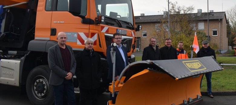 Baldur Klein (von links) und Manfred Lang von der Straßenmeisterei Lauterbach begrüßten gemeinsam mit Stefan Wald, Leiter des Dezernats Betrieb Mittelhessen von Hessen-Mobil, Ulrich Hansel, Regionaler Bevollmächtigter für Mittelhessen von Hessen-Mobil, Timo Störmer, Straßenmeisterei Lauterbach und Frank Caspar, Fachbereichsleiter für den Betrieb bei Hessen-Mobil, den Ersten Kreisbeigeordneten Dr. Jens Mischak in der Straßenmeisterei Lauterbach und berichteten über die Vorbereitungen für den Winter.