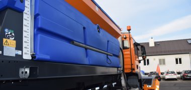 In den blauen Tanks führen die Räum- und Streufahrzeuge Magnesiumchlorid-Lauge mit sich, die am Streuteller mit dem Salz vermischt wird.