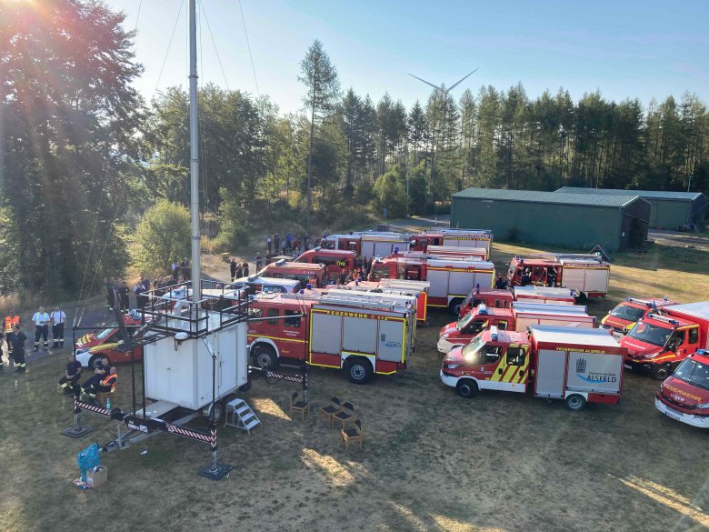 Feuerwehreinheiten aus dem Vogelsbergkreis mit ihren Fahrzeugen am Bereitstellungsplatz bei Dillenburg und Haiger. 