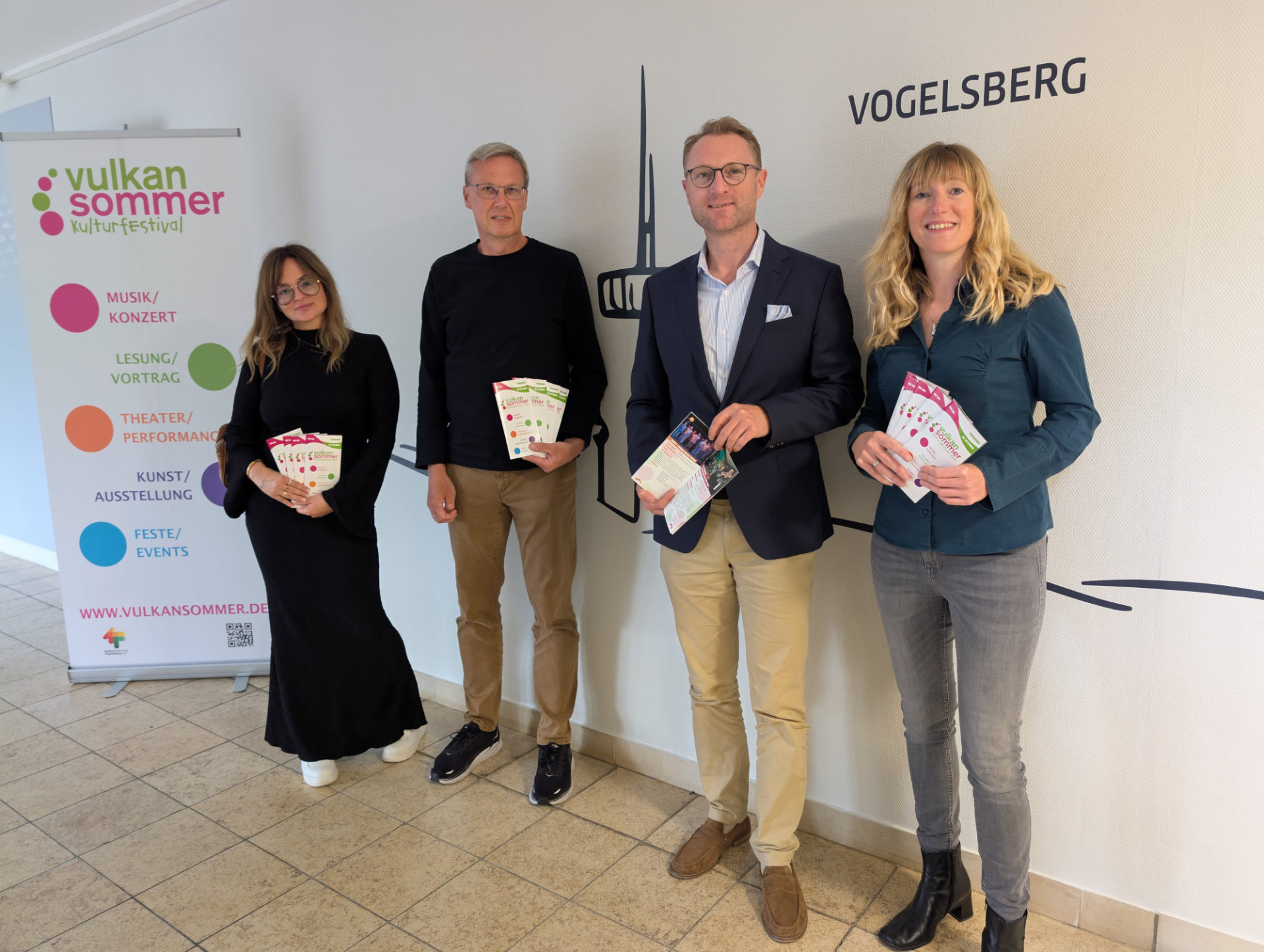 Landrat Dr. Jens Mischak, 1. Vorsitzender des Vereins Kulturförderung Vogelsberg, und Carolin Henningsen, Geschäftsführerin des Vereins, präsentieren gemeinsam mit Thorsten Kahabka, CEO von team digital, und Katharina Garbala von Linus Wittich Medien KG das Vulkansommerprogramm. Die beiden Sponsoren und Partner haben bei der Erstellung und dem Layout des Programmhefts sowie bei der Darstellung auf der Webseite großzügig unterstützt. 