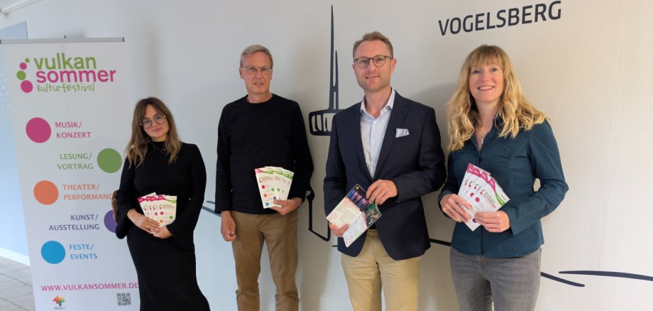 Landrat Dr. Jens Mischak, 1. Vorsitzender des Vereins Kulturförderung Vogelsberg, und Carolin Henningsen, Geschäftsführerin des Vereins, präsentieren gemeinsam mit Thorsten Kahabka, CEO von team digital, und Katharina Garbala von Linus Wittich Medien KG das Vulkansommerprogramm. Die beiden Sponsoren und Partner haben bei der Erstellung und dem Layout des Programmhefts sowie bei der Darstellung auf der Webseite großzügig unterstützt. 