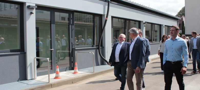 Schulleiter Holger Arnold und Manfred Görig auf dem Weg ins neue Werkstattgebäude. 