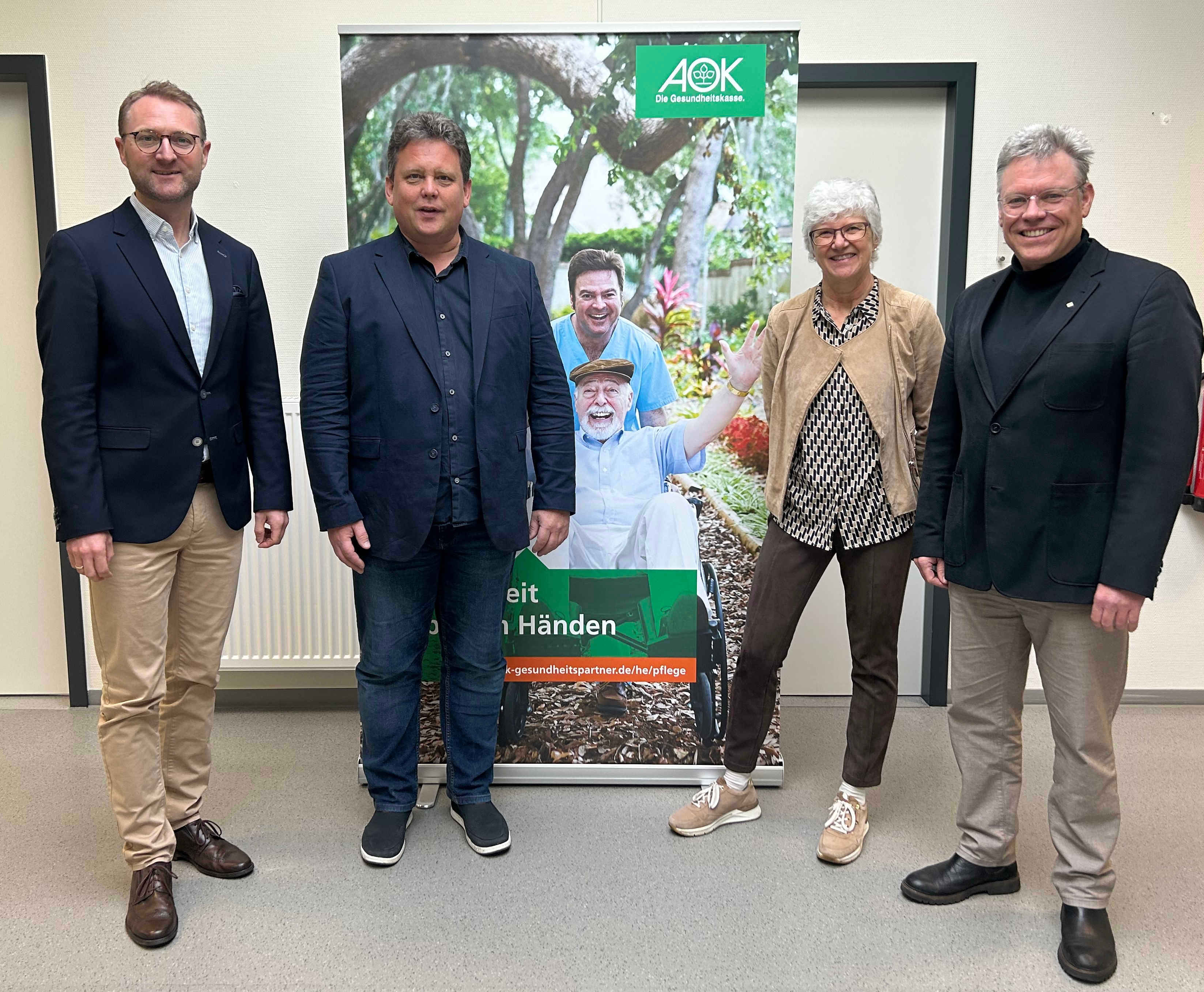 Erster Kreisbeigeordneter Dr. Jens Mischak (links) und Dr. Rüdiger Rau (rechts), der stellvertretende Leiter des Vogelsberger Gesundheitsamtes, begrüßen Referentin Dr. Ulrike Kreinhoff, Geschäftsführerin der Deutschen Gesellschaft für Ernährung, Sektion Hessen, und Markus Schindler von der AOK Hessen.