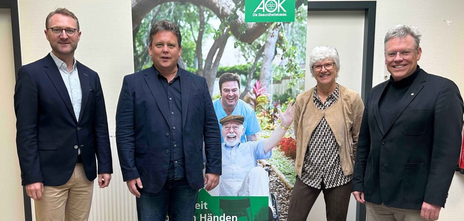 Erster Kreisbeigeordneter Dr. Jens Mischak (links) und Dr. Rüdiger Rau (rechts), der stellvertretende Leiter des Vogelsberger Gesundheitsamtes, begrüßen Referentin Dr. Ulrike Kreinhoff, Geschäftsführerin der Deutschen Gesellschaft für Ernährung, Sektion Hessen, und Markus Schindler von der AOK Hessen.