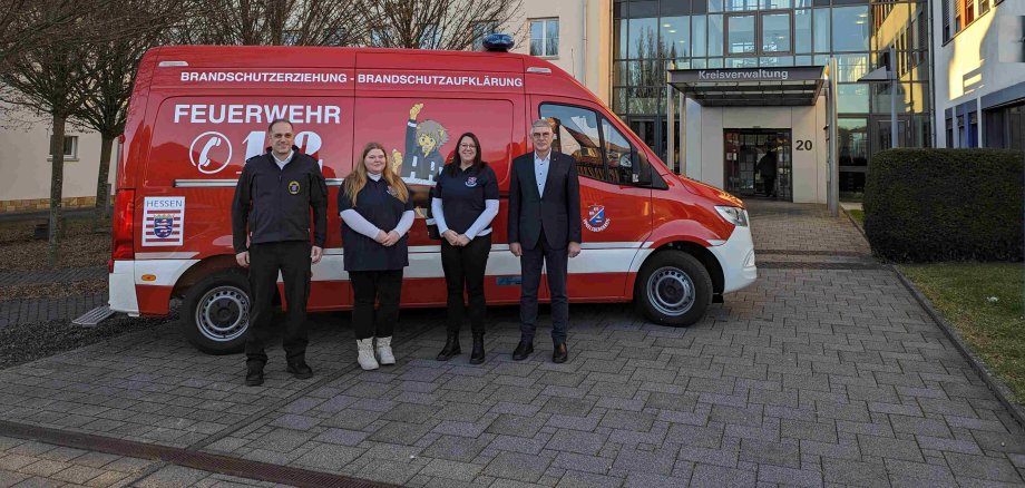 Landrat Manfred Görig (rechts), präsentiert gemeinsam mit Kreisbrandinspektor Dr. Sven Holland (von links), Sarah Kuhla und Heidi Schmidt, Brandschutzerziehungskoordinatorinnen im Amt für Gefahrenabwehr des Vogelsbergkreises, den neuen „Gerätewagen Brandschutz“. Über die Feuerwehr vor Ort und ehrenamtliche Brandschutzerzieher kann er für verschiedene Veranstaltungen genutzt werden.