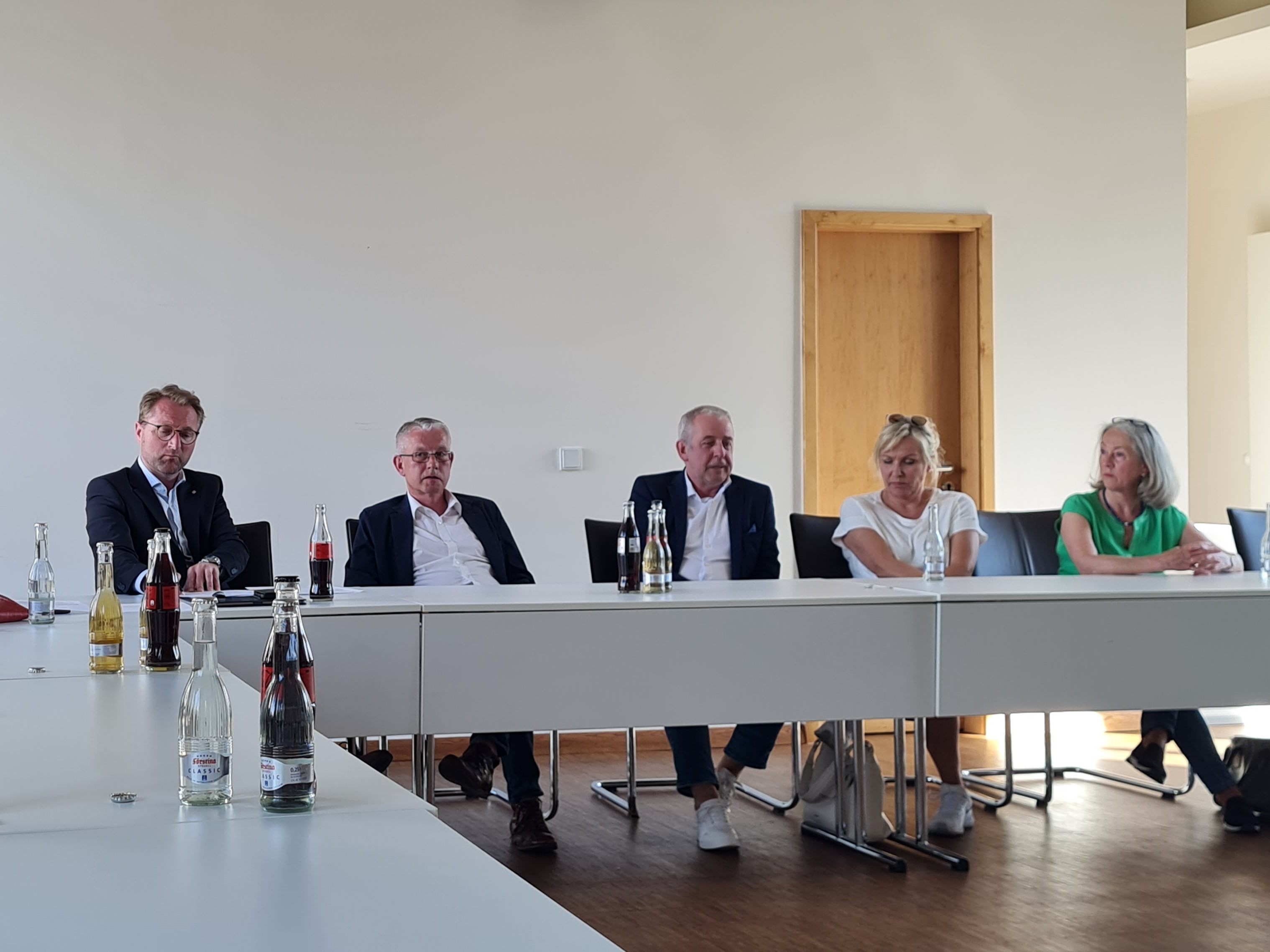 Dr. Jens Mischak (von links), Erster Kreisbeigeordneter und Gesundheitsdezernent, gemeinsam mit Detlef Krau, Apotheke Freiensteinau, Dr. Christian und Christiane Gerninghaus sowie Sabine Löchel, Stadt-Apotheke Ulrichstein, beim Gespräch in der Kreisverwaltung.